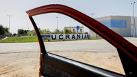 Sementara itu, beberapa kota Ukraina terus menjadi sasaran rudal dan artileri Rusia sejak invasi dimulai. Konflik bersenjata ini menyebabkan setidaknya 10 juta orang mengungsi. Angka ini hampir mencapai seperempat dari seluruh populasi di Ukraina.
