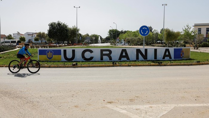Melihat dari Dekat Desa di Spanyol yang Ganti Nama Jadi Ukraina Desa di Spanyol punya cara tak biasa untuk menunjukkan dukungan kepada Ukraina yang tengah perang dengan Rusia. Desa itu berganti nama jadi Ukraina. Ini fotonya