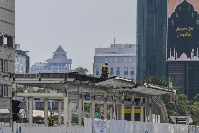 Halte TransJakarta Bundaran Hotel Indonesia (HI) tengah direvitalisasi. Sudah sejauh mana proses revitalisasi tersebut berlangsung? Lihat yuk.