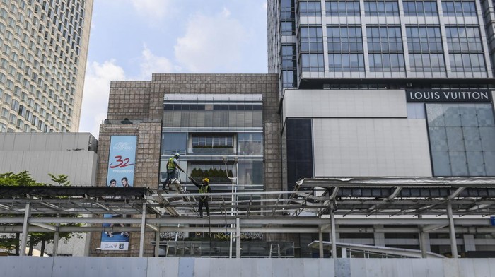 Halte TransJakarta Bundaran Hotel Indonesia (HI) tengah direvitalisasi. Sudah sejauh mana proses revitalisasi tersebut berlangsung? Lihat yuk.