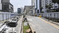 Pekerja menyelesaikan proyek revitalisasi Halte TransJakarta Bundaran Hotel Indonesia di Jakarta, Senin (18/4/2022).