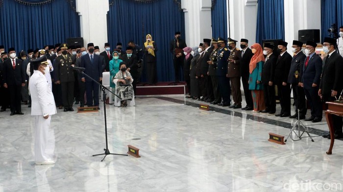 Yana Mulyana resmi menjadi Wali Kota Bandung untuk sisa masa bakti periode 2018-2023. Yana dilantik oleh Gubernur Jawa Barat (Jabar) Ridwan Kamil.