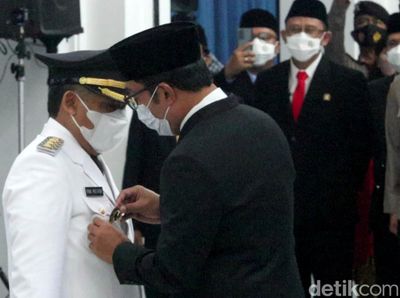 Momen Ridwan Kamil Melantik Yana Mulyana Jadi Wali Kota Bandung