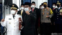 Yana Mulyana (kiri) foto bersama Gubernur Jawa Barat Ridwan Kamil usai dilantik menjadi Wali Kota Bandung, Senin (18/4/2022).