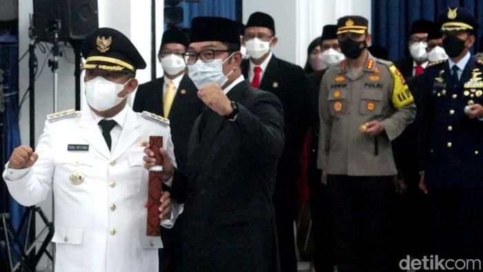 Momen Yana Mulyana Dilantik Ridwan Kamil Jadi Wali Kota Bandung Yana Mulyana resmi menjadi Wali Kota Bandung untuk sisa masa bakti periode 2018-2023. Yana dilantik oleh Gubernur Jawa Barat (Jabar) Ridwan Kamil.