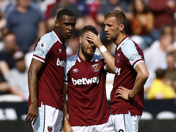 Soccer Football - Premier League - West Ham United v Burnley - London Stadium, London, Britain - April 17, 2022 West Ham United's Nikola Vlasic, Tomas Soucek and Issa Diop react after Burnley's Ashley Westwood sustains an injury Action Images via Reuters/Andrew Boyers EDITORIAL USE ONLY. No use with unauthorized audio, video, data, fixture lists, club/league logos or 'live' services. Online in-match use limited to 75 images, no video emulation. No use in betting, games or single club /league/player publications.  Please contact your account representative for further details.