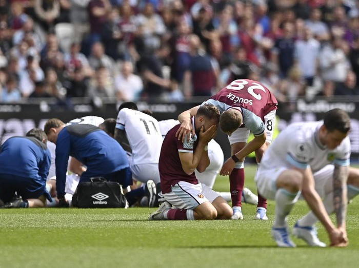 Soccer Football - Premier League - West Ham United v Burnley - London Stadium, London, Britain - April 17, 2022 West Ham United's Nikola Vlasic reacta as Burnley's Ashley Westwood receives medical attention after sustaining an injury Action Images via Reuters/Tony Obrien EDITORIAL USE ONLY. No use with unauthorized audio, video, data, fixture lists, club/league logos or 'live' services. Online in-match use limited to 75 images, no video emulation. No use in betting, games or single club /league/player publications.  Please contact your account representative for further details.