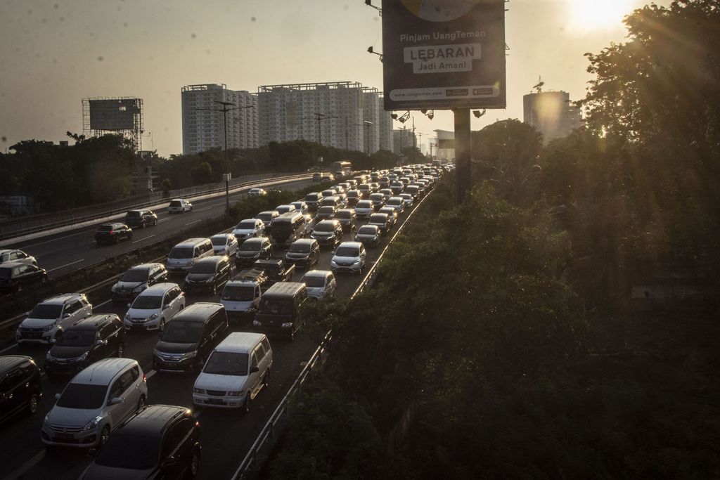 Sejumlah kendaraan melintasi jalur satu arah menuju Jakarta yang diberlakukan di tol Jakarta-Cikampek, di Cikopo, Purwakarta, Jawa Barat, Selasa (19/6/2018). Pihak kepolisian menerapkan sistem satu arah dari Tol Cipali hingga Cawang untuk mengurai kemacetan saat arus balik berlangsung. ANTARA FOTO/Hafidz Mubarak A/kye/18