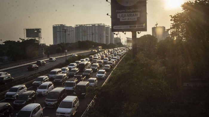 Sejumlah kendaraan melintasi jalur satu arah menuju Jakarta yang diberlakukan di tol Jakarta-Cikampek, di Cikopo, Purwakarta, Jawa Barat, Selasa (19/6/2018). Pihak kepolisian menerapkan sistem satu arah dari Tol Cipali hingga Cawang untuk mengurai kemacetan saat arus balik berlangsung. ANTARA FOTO/Hafidz Mubarak A/kye/18