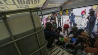 Petugas melayani pembeli minyak goreng curah saat operasi pasar murah minyak goreng di Kelurahan Pahandut.