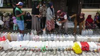 Operasi pasar minyak tersebut digelar guna meringankan beban masyarakat jelang Lebaran.
