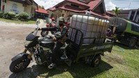 Petugas bersiap mendisribusikan minyak goreng di halaman Pahandut, Palangka Raya, Kalimantan Tengah, Senin (18/4/2022).