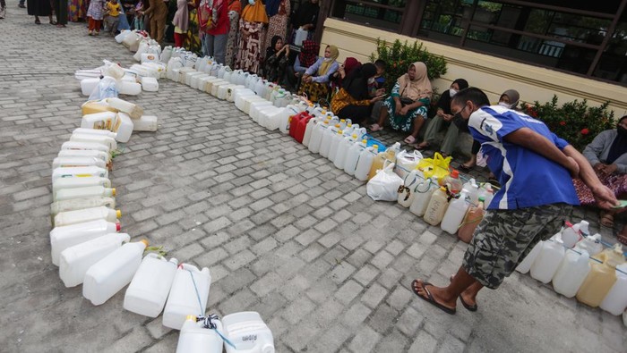 Petugas melayani pembeli minyak goreng curah saat operasi pasar murah minyak goreng di Kelurahan Pahandut, Palangka Raya, Kalimantan Tengah, Senin (18/4/2022). Pemkot Palangka Raya menggelar operasi pasar minyak tersebut selama delapan hari untuk masyarakat umum dan pelaku usaha mikro kecil menengah (UMKM) dengan harga eceran tertinggi (HET) Rp14 ribu per liter guna meringankan beban masyarakat jelang lebaran. ANTARA FOTO/Makna Zaezar/aww.