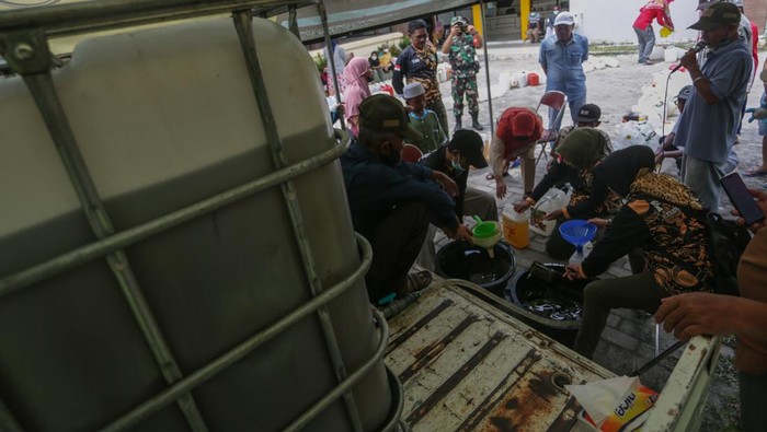 PASAR MURAH MINYAK GORENG CURAH DI PALANGKA RAYA Petugas melayani pembeli minyak goreng curah saat operasi pasar murah minyak goreng di Kelurahan Pahandut, Palangka Raya, Kalimantan Tengah, Senin (18/4/2022). Pemkot Palangka Raya menggelar operasi pasar minyak tersebut selama delapan hari untuk masyarakat umum dan pelaku usaha mikro kecil menengah (UMKM) dengan harga eceran tertinggi (HET) Rp14 ribu per liter guna meringankan beban masyarakat jelang lebaran. ANTARA FOTO/Makna Zaezar/aww.