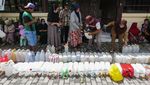 Harga Masih Tinggi, Warga Serbu Minyak Goreng Curah