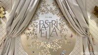 Konsepnya sesuai branding Pastriella. Kita identiknya dengan rose gold dan selalu pakai tassel (rumbai). Jadi ciri khasnya itu, karena pasangan saya graphic designer, branding dikerjain juga bersama, lanjut Gaby.