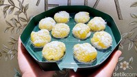 Lalu ada kue singkong yang dominan rasa gurih dari pemakaian singkong utuh. Tekstur singkongnya yang lembut dan pulen benar-benar istimewa!