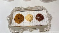 Pastriella menjual 3 cookies yaitu Crunchy Munchies, Cruncheese, dan Cocoa Nutte Cookies. Ketiganya tersedia dalam 3 ukuran yaitu mini pouch 50 gram (Rp 55 ribu), pouch 150 gram (Rp 110 ribu), dan stoples 295 gram (Rp 215 ribu).