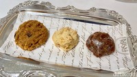 Crunchy Munchies dibuat dari kacang mete dan cokelat, sedangkan Cruncheese adalah versi gluten free dari cookies keju yang mirip sagu keju. Lalua da Cocoa Nutte Cookies yang dibuat dari dark chocolate.