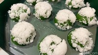 Selain cookies, Pastriella punya brand Cemille yang unik karena membuat kue tradisional naik level. Salah satu variannya, kue hijau yang rasanya kenyal lembut.