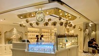 Gerai Pastriella berada di lantai basement, Plaza Indonesia. Tampilannya menarik perhatian dengan nuansa klasik yang cantik. Dominasi warna putih dan rose gold dengan unsur-unsur bunga jadi ciri khasnya.