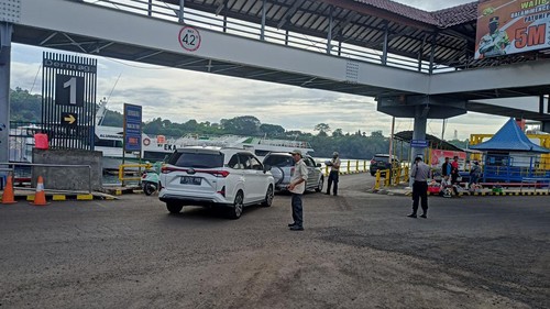 Suasana Pelabuhan Padangbai, Manggis, Karangasem Senin (18/4/2022)