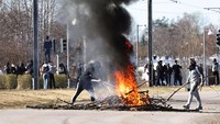 Diketahui, bentrokan antara polisi dan demonstran dipicu pembakaran Al-Quran yang menyebabkan kerusuhan di beberapa kota Swedia selama akhir pekan Paskah. (Stefan Jerrevang/TT News Agency via AP). Diketahui, bentrokan antara polisi dan demonstran dipicu pembakaran Al-Quran yang menyebabkan kerusuhan di beberapa kota Swedia selama akhir pekan Paskah. (Stefan Jerrevang/TT News Agency via AP).