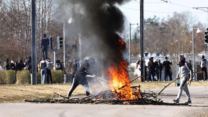 Pembakaran Al-Qur'an di Swedia Picu Kericuhan, Bus-Mobil Dibakar Aksi pembakaran Al-Qur'an yang dilakukan politikus di Swedia memicu aksi protes. Bentrokan antara polisi dan demonstran di Swedia pun tak terhindarkan.