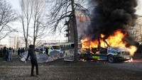 Polisi mengatakan situasi di Norrkoping sudah tenang pada Minggu (17/4) malam. Polisi dan pengunjuk rasa telah terlibat dalam bentrokan serius selama beberapa hari terakhir di mana beberapa polisi terluka dan beberapa kendaraan telah dibakar. (Kicki Nilsson/TT via AP). Polisi mengatakan situasi di Norrkoping sudah tenang pada Minggu (17/4) malam. Polisi dan pengunjuk rasa telah terlibat dalam bentrokan serius selama beberapa hari terakhir di mana beberapa polisi terluka dan beberapa kendaraan telah dibakar. (Kicki Nilsson/TT via AP).