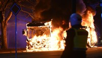Untuk diketahui, kekerasan dimulai pada hari Kamis (14/4) setelah demonstrasi yang diselenggarakan oleh Rasmus Paludan, pemimpin garis keras partai politik sayap kanan Denmark. Paludan, yang memiliki izin untuk serangkaian demonstrasi di seluruh Swedia selama akhir pekan Paskah, dikenal karena pembakaran Al-Quran. (Johan Nilsson/TT via AP). Untuk diketahui, kekerasan dimulai pada hari Kamis (14/4) setelah demonstrasi yang diselenggarakan oleh Rasmus Paludan, pemimpin garis keras partai politik sayap kanan Denmark. Paludan, yang memiliki izin untuk serangkaian demonstrasi di seluruh Swedia selama akhir pekan Paskah, dikenal karena pembakaran Al-Quran. (Johan Nilsson/TT via AP).