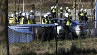 Yuksel mengatakan provokasi Islamofobia dari politisi anti-Islam rasis di bawah perlindungan polisi terus berlanjut di kota-kota di seluruh Swedia. Yuksel mengatakan Paludan secara khusus memilih lingkungan yang padat penduduk Muslim dan tempat-tempat dekat masjid untuk provokasi. (Johan Nilsson/TT News Agency/via REUTERS). Yuksel mengatakan provokasi Islamofobia dari politisi anti-Islam rasis di bawah perlindungan polisi terus berlanjut di kota-kota di seluruh Swedia. Yuksel mengatakan Paludan secara khusus memilih lingkungan yang padat penduduk Muslim dan tempat-tempat dekat masjid untuk provokasi. (Johan Nilsson/TT News Agency/via REUTERS).