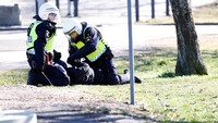 Tiga orang di Kota Norrkoping, Swedia, harus dirawat setelah terkena peluru polisi selama bentrokan antara polisi dan pengunjuk rasa. (Stefan Jerrevang/TT News Agency/via REUTERS). Tiga orang di Kota Norrkoping, Swedia, harus dirawat setelah terkena peluru polisi selama bentrokan antara polisi dan pengunjuk rasa. (Stefan Jerrevang/TT News Agency/via REUTERS).