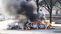 Penampakan dua buah mobil yang terbakar di tempat parkir selama kerusuhan menjelang demonstrasi yang direncanakan oleh politikus Rasmus Paludan dan partai Stram Kurs yang dilaporkan akan mencakup pembakaran Al-Quran di Norrkoping, Swedia, Minggu (17/4/2022) waktu setempat. (Stefan Jerrevang/TT News Agency via AP) Penampakan dua buah mobil yang terbakar di tempat parkir selama kerusuhan menjelang demonstrasi yang direncanakan oleh politikus Rasmus Paludan dan partai Stram Kurs yang dilaporkan akan mencakup pembakaran Al-Quran di Norrkoping, Swedia, Minggu (17/4/2022) waktu setempat. (Stefan Jerrevang/TT News Agency via AP)