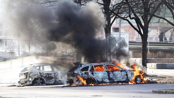 Pembakaran Al-Qur'an di Swedia Picu Kericuhan, Bus-Mobil Dibakar Aksi pembakaran Al-Qur'an yang dilakukan politikus di Swedia memicu aksi protes. Bentrokan antara polisi dan demonstran di Swedia pun tak terhindarkan.