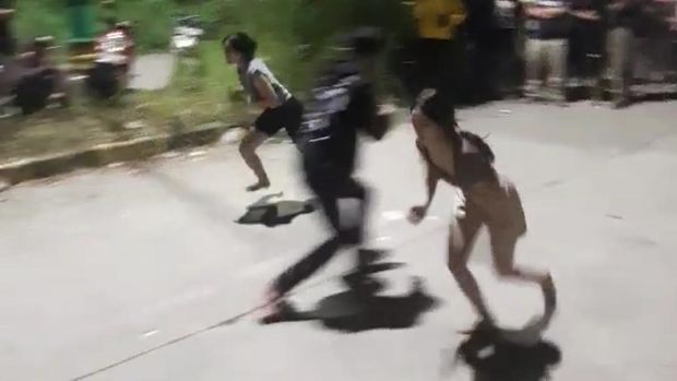 Pemenang balap lari yang digelar sejumlah remaja di kawasan Stadion Wibawa Mukti Kabupaten Bekasi dihadiahi sejumlah uang. (dok Istimewa)