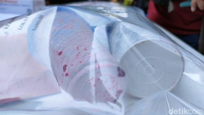 Penampakan gelas plastik berisi sisa jus buah naga bercampur sabun pencabut nyawa anak di Garut