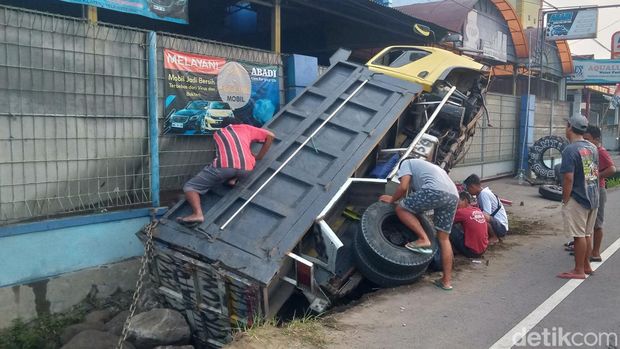 Penampakan truk terperosok di Jalan Jogja-Solo Klaten, Senin (18/4/2022)