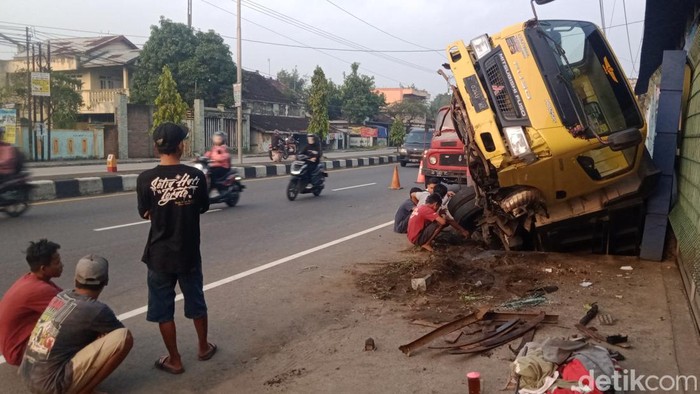 Penampakan truk terperosok di Jalan Jogja-Solo Klaten, Senin (18/4/2022)