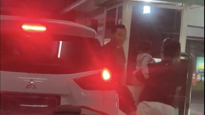 Pengemudi Xpander marah-marah pada petugas parkir.