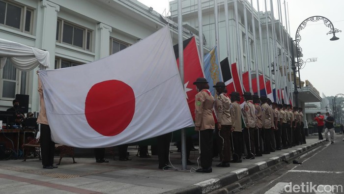 Pengibaran bendera anggota KAA di Gedung Merdeka Bandung.