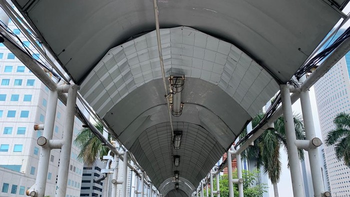 Perbaikan terakhir di JPO Dukuh Atas 1, Jalan Jenderal Sudirman Jakarta, Senin (18/4/2022).