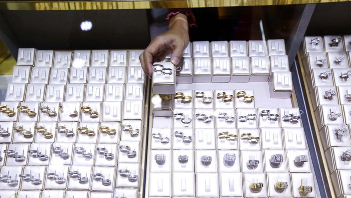 Perhiasan Masih Jadi Investasi Menarik Warga Mendekatan Lebaran, warga mulai berburu perhiasan. Seperti terlihat di Jewellery Center, Gajah Mada Plaza, Jakarta.