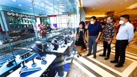 Owner Toko New Jewellery Center Gajah Mada Plaza (GMP) Melisa Tandiyo, CEO Lippo Malls Indonesia (LMI) Henry Riady, Owner Toko New Jewellery Center GMP Mintardjo Wibowo dan COO LMI Eddy Mumin saat meninjau pembukaan New Jewellery Center di Gajah Mada Plaza (GMP), Jakarta, Senin (18/04/2022).