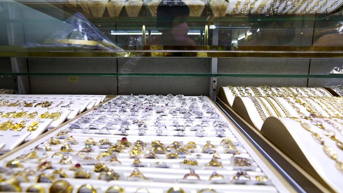 Perhiasan Masih Jadi Investasi Menarik Warga Mendekatan Lebaran, warga mulai berburu perhiasan. Seperti terlihat di Jewellery Center, Gajah Mada Plaza, Jakarta.