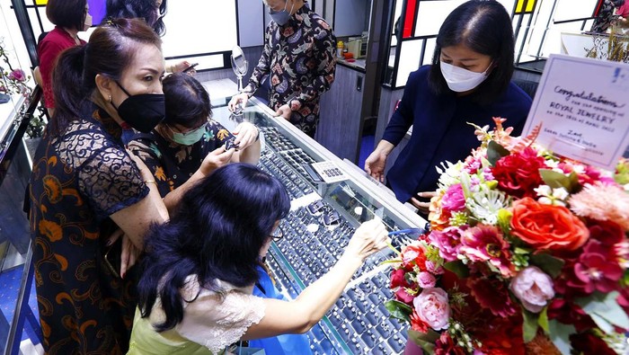 Perhiasan Masih Jadi Investasi Menarik Warga Mendekatan Lebaran, warga mulai berburu perhiasan. Seperti terlihat di Jewellery Center, Gajah Mada Plaza, Jakarta.