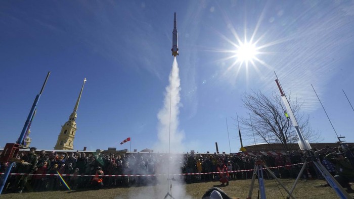 Peringatan 61 Tahun Yuri Gagarin Meroket ke Luar Angkasa People watch the launch of a model rocket near St. Peter and St. Paul Cathedral during a celebration of the 61st anniversary of Russia's Yuri Gagarin's first manned flight into space, in St. Petersburg, Russia, Sunday, April 17, 2022. (AP Photo/Dmitri Lovetsky)