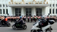 Pantauan detikJabar, Senin (18/4/2022) pagi sekitar pukul 08.00 WIB, 109 bendera itu dikibarkan oleh ratusan anggota Pramuka Kwarcab Kota Bandung di tiang bendera yang mengelilingi Gedung Merdeka.
