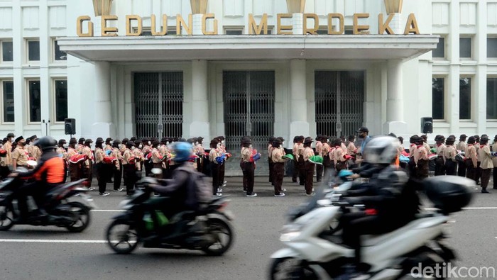Sebanyak 109 bendera berbagai negara dunia berkibar di Gedung Merdeka, Bandung. Pengibaran bendera dalam rangka peringatan ke-67 Konferensi Asia Afrika (KAA).