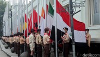 Kepala Museum Konferensi Asia Afrika (KAA) Dahlia Kusuma Dewi mengatakan 280 anggota Kwarcab Pramuka Kota Bandung dan diiringi 35 anggota marching band terlibat dalam pengibaran bendera ini.