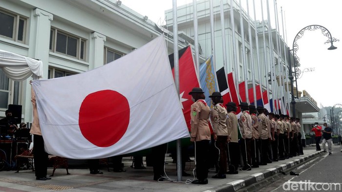 Sebanyak 109 bendera berbagai negara dunia berkibar di Gedung Merdeka, Bandung. Pengibaran bendera dalam rangka peringatan ke-67 Konferensi Asia Afrika (KAA).